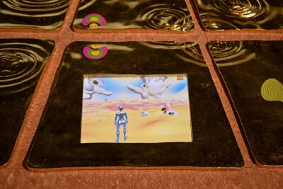 王画2025年利用纸浆板创作的视频游戏作品《扔着石头过河》，探索更为轻薄、环保的自然材料。
