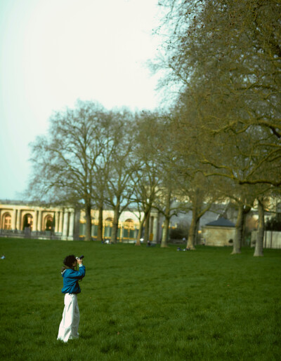 YIBO-OFFICIAL：
#王一博巴黎时装周#
「Paris BO log」
湖光掠影与风同坐，春草初长绿意漫延。
此刻，与天地共叙一场旷达，每一步皆是自在。待会儿见！#Hello时装周# ​​​