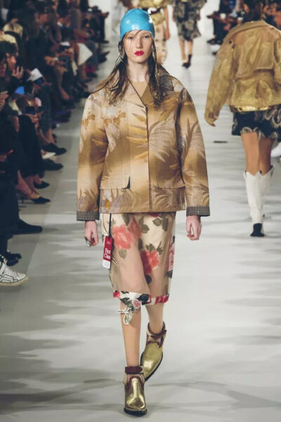 2018年春夏，John Gailliano继续加⼊了decortiqué，