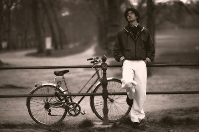 YIBO-OFFICIAL：
#王一博巴黎时装周#
「Paris BO log」
湖光掠影与风同坐，春草初长绿意漫延。
此刻，与天地共叙一场旷达，每一步皆是自在。待会儿见！#Hello时装周# ​​​