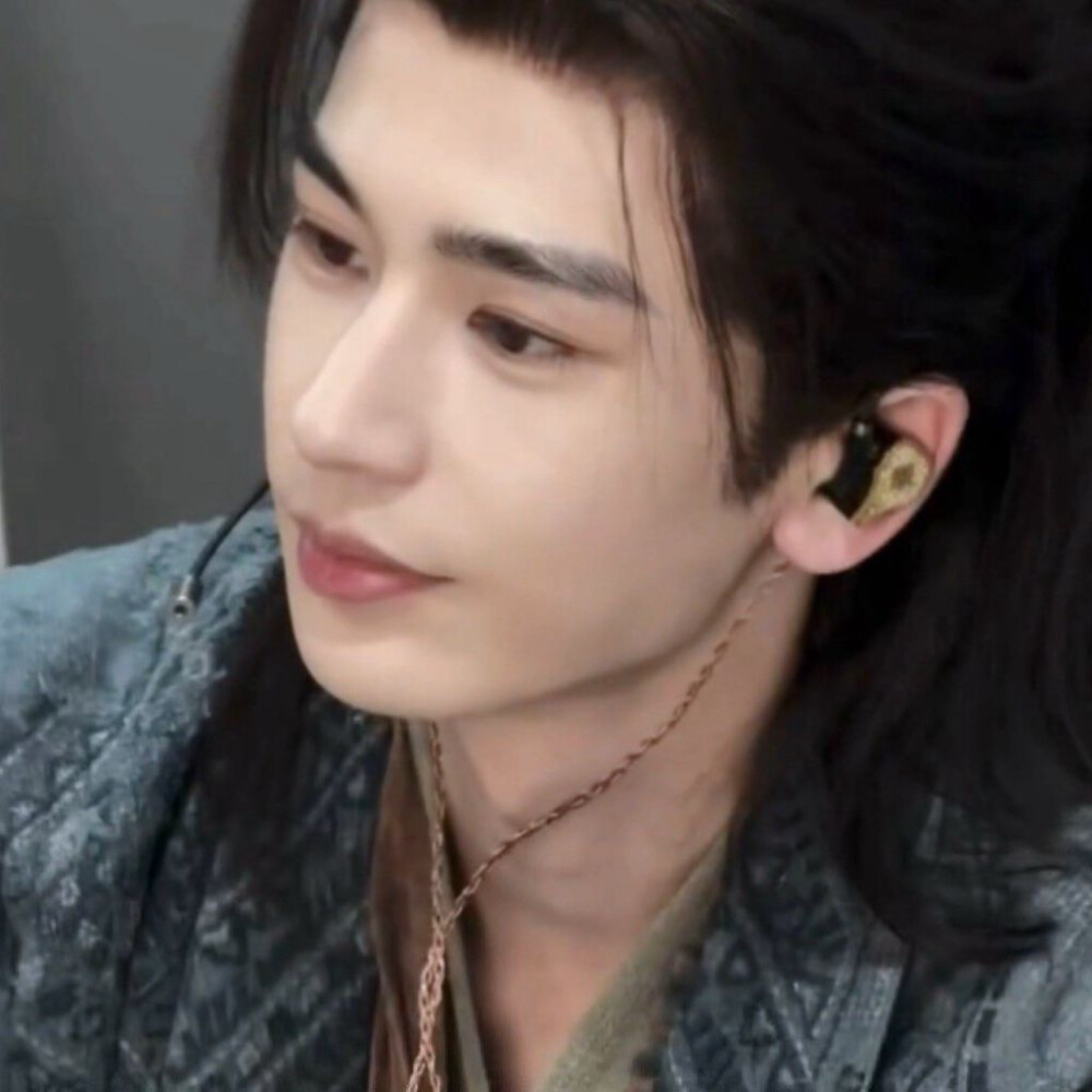 我刚打开行李箱就发现。调过收单吧靴靴