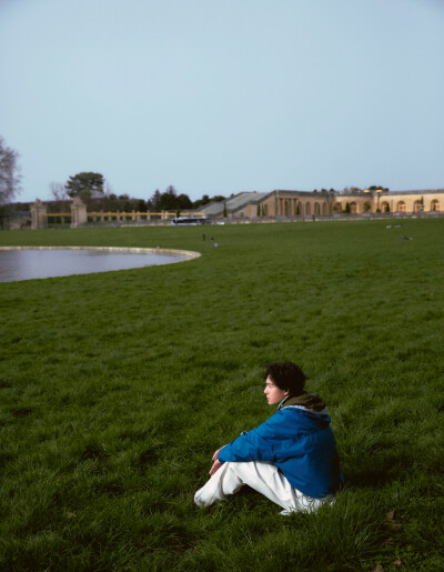 YIBO-OFFICIAL：
#王一博巴黎时装周#
「Paris BO log」
湖光掠影与风同坐，春草初长绿意漫延。
此刻，与天地共叙一场旷达，每一步皆是自在。待会儿见！#Hello时装周# ​​​