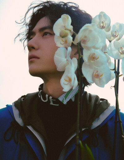 YIBO-OFFICIAL：
#王一博巴黎时装周#
「Paris BO log」
湖光掠影与风同坐，春草初长绿意漫延。
此刻，与天地共叙一场旷达，每一步皆是自在。待会儿见！#Hello时装周# ​​​