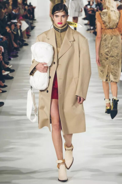 2018年春夏，John Gailliano继续加⼊了decortiqué，