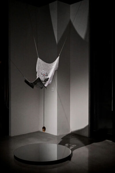 沈之作品《一把坐标轴》（2024），利用铝合金、不锈钢、树脂和棒棒糖制成。