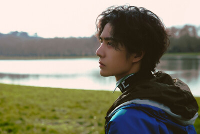 YIBO-OFFICIAL：
#王一博巴黎时装周#
「Paris BO log」
湖光掠影与风同坐，春草初长绿意漫延。
此刻，与天地共叙一场旷达，每一步皆是自在。待会儿见！#Hello时装周# ​​​