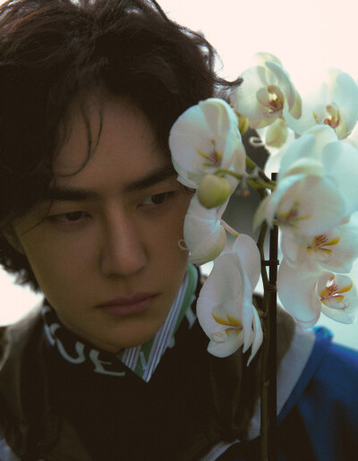 YIBO-OFFICIAL：
#王一博巴黎时装周#
「Paris BO log」
湖光掠影与风同坐，春草初长绿意漫延。
此刻，与天地共叙一场旷达，每一步皆是自在。待会儿见！#Hello时装周# ​​​