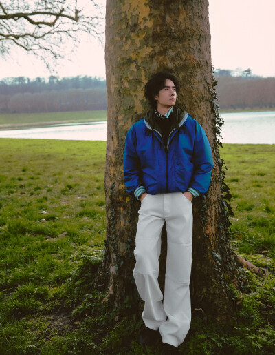 YIBO-OFFICIAL：
#王一博巴黎时装周#
「Paris BO log」
湖光掠影与风同坐，春草初长绿意漫延。
此刻，与天地共叙一场旷达，每一步皆是自在。待会儿见！#Hello时装周# ​​​