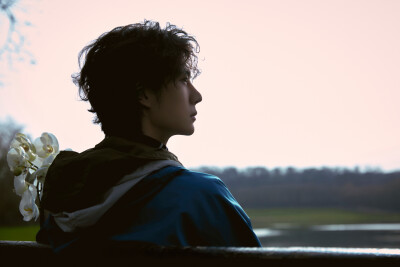 YIBO-OFFICIAL：
#王一博巴黎时装周#
「Paris BO log」
湖光掠影与风同坐，春草初长绿意漫延。
此刻，与天地共叙一场旷达，每一步皆是自在。待会儿见！#Hello时装周# ​​​