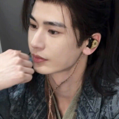 我刚打开行李箱就发现。调过收单吧靴靴