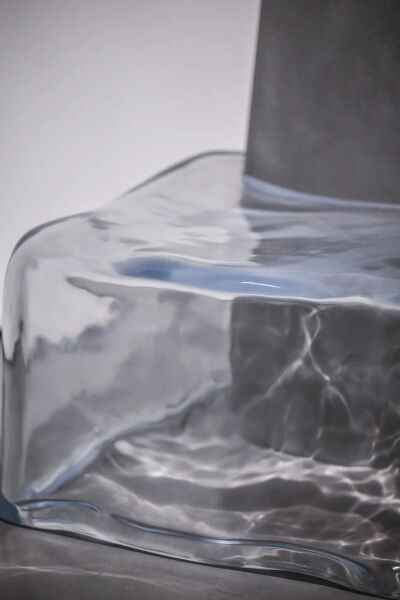 王画的“功能性”艺术作品《爱在冰雪消融时（高背椅）》（2022），由水晶树脂、玻璃纤维和不锈钢制作而成。