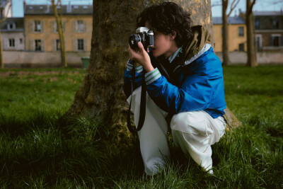 YIBO-OFFICIAL：
#王一博巴黎时装周#
「Paris BO log」
湖光掠影与风同坐，春草初长绿意漫延。
此刻，与天地共叙一场旷达，每一步皆是自在。待会儿见！#Hello时装周# ​​​