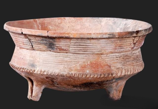 新石器时代  折腹鼎
新郑市博物馆藏
