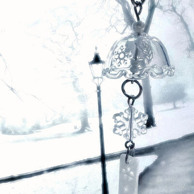 蔚蓝色的梦境如同蝴蝶
慵懒的语调勾住我的灵魂