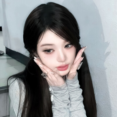 蔚蓝色的梦境如同蝴蝶
慵懒的语调勾住我的灵魂