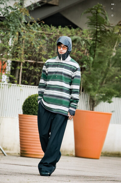 #王一博[超话]# · #王一博巴黎时装周#
「Paris BO log」
今日份嚼嚼者@UNIQ-王一博 随拍记录虽迟但到[yeah]
晚安，明天见～#Hello时装周# ​​​