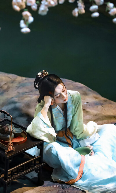 江湖夜雨十年灯