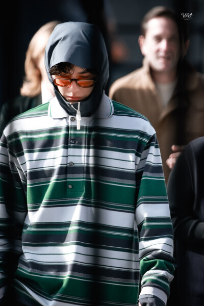 #王一博[超话]# · #王一博巴黎时装周#
「Paris BO log」
今日份嚼嚼者@UNIQ-王一博 随拍记录虽迟但到[yeah]
晚安，明天见～#Hello时装周# ​​​