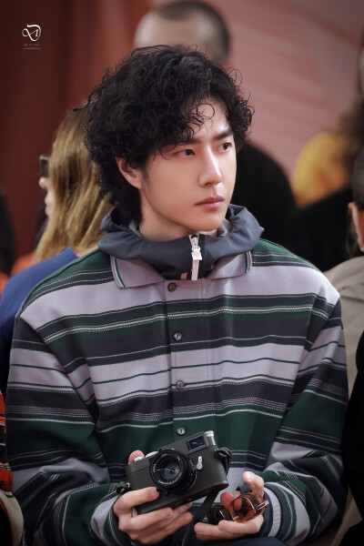 #王一博[超话]# · #王一博巴黎时装周#
「Paris BO log」
今日份嚼嚼者@UNIQ-王一博 随拍记录虽迟但到[yeah]
晚安，明天见～#Hello时装周# ​​​