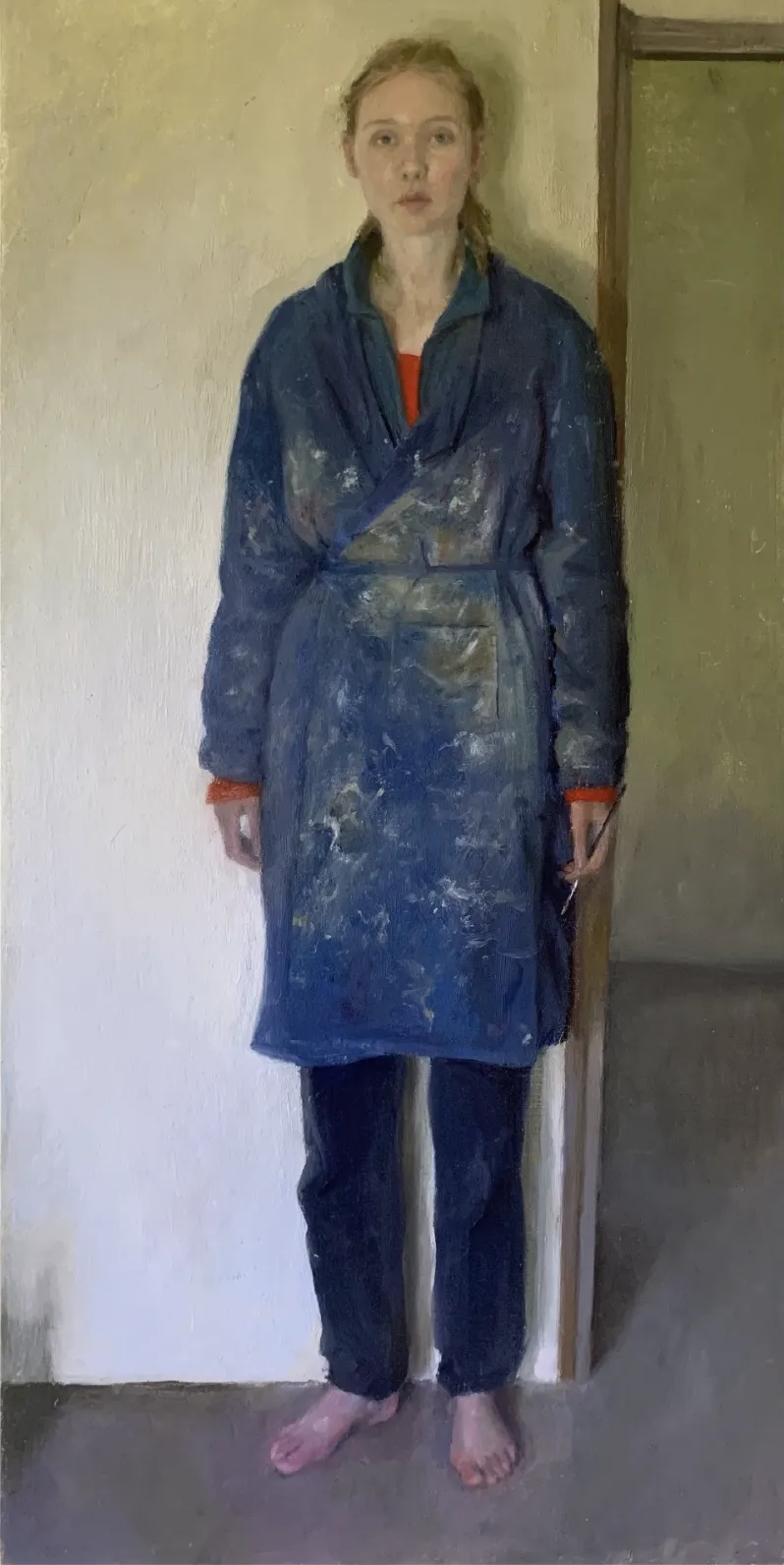 凯瑟琳·杰克逊是一位活跃于当代艺术界的具象画家，以细腻而富有情绪深度的人物绘画而受到关注。她在传统绘画训练的基础上发展出兼具写实结构与当代表达的个人风格，通过对光线、色彩和人物心理状态的细致刻画，使作品呈现出安静而富有张力的视觉气质。杰克逊的创作主要围绕人物肖像与半身像展开，常以简洁或略带抽象的背景来突出人物本身。她擅长利用柔和而层次丰富的光影关系塑造体积，通过低饱和度的综合色调营造沉静、内省的氛围。人物往往带有沉思或含蓄的神情，画面仿佛停留在某个情绪正在生成的瞬间，使观者能够与人物产生心理共鸣。