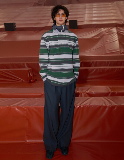 YIBO-OFFICIAL：
#王一博巴黎时装周#
「Paris BO log」
雨雾之下唤醒自然活力，经典之上重塑法式格调。@UNIQ-王一博 #Hello时装周# ​​​