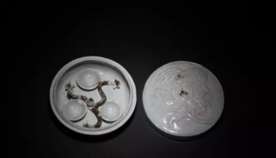 北宋  景德镇窑青白釉点褐彩凸雕牡丹纹盒
观复博物馆藏
