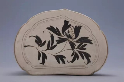 金代  白釉褐彩牡丹纹如意形枕
观复博物馆藏
