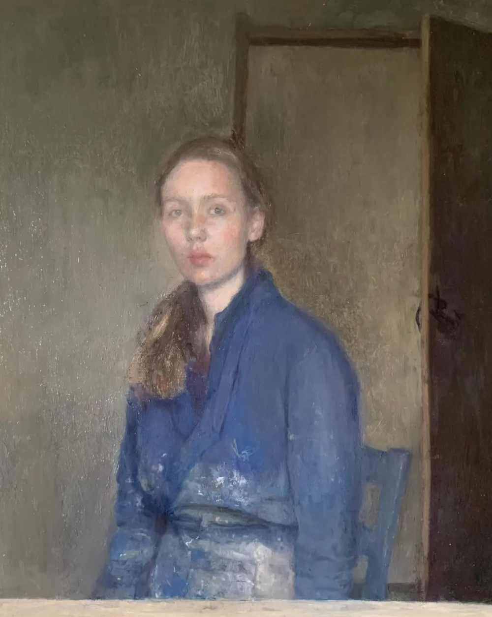 凯瑟琳·杰克逊是一位活跃于当代艺术界的具象画家，以细腻而富有情绪深度的人物绘画而受到关注。她在传统绘画训练的基础上发展出兼具写实结构与当代表达的个人风格，通过对光线、色彩和人物心理状态的细致刻画，使作品呈现出安静而富有张力的视觉气质。杰克逊的创作主要围绕人物肖像与半身像展开，常以简洁或略带抽象的背景来突出人物本身。她擅长利用柔和而层次丰富的光影关系塑造体积，通过低饱和度的综合色调营造沉静、内省的氛围。人物往往带有沉思或含蓄的神情，画面仿佛停留在某个情绪正在生成的瞬间，使观者能够与人物产生心理共鸣。