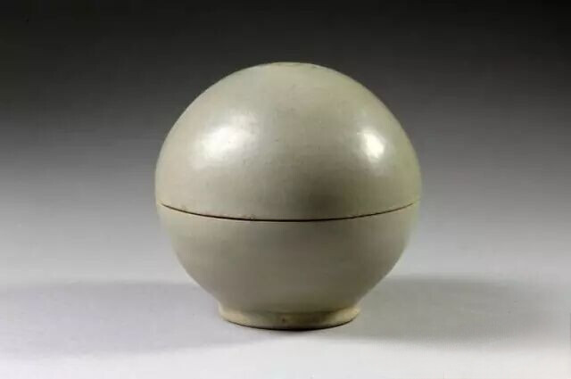 唐代  越窑青釉球形奁盒
安徽省六安市皖西博物馆藏
