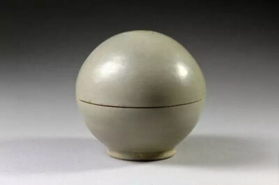 唐代  越窑青釉球形奁盒
安徽省六安市皖西博物馆藏
