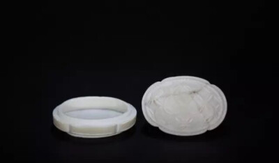 五代  汉白玉锦地海棠纹形盒
观复博物馆藏
