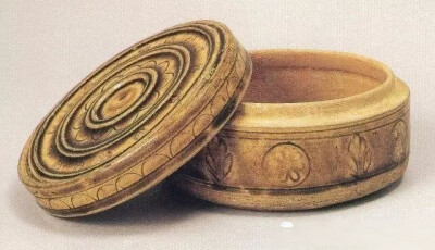 隋代  褐釉青瓷印花奁盒
湖南省博物馆藏
