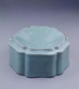 南宋  官窑青瓷葵花式洗
台北故宫博物院藏
