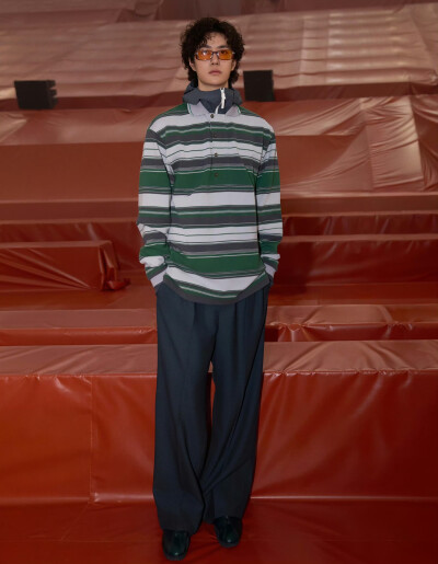 #王一博[超话]# · #王一博巴黎时装周#
「Paris BO log」
雨雾之下唤醒自然活力，经典之上重塑法式格调。@UNIQ-王一博 #Hello时装周# ​​​