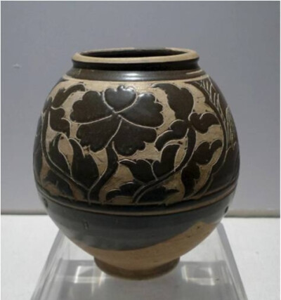 金代  灵武窑黑釉剔花卉纹缸
宁夏博物馆藏

