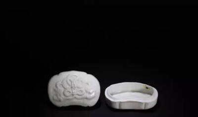 唐代  邢窑白釉贴塑如意形粉盒
观复博物馆藏
