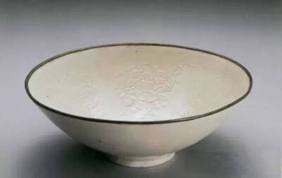 金代  定窑白釉印花四季花卉纹碗
台北故宫博物院藏
