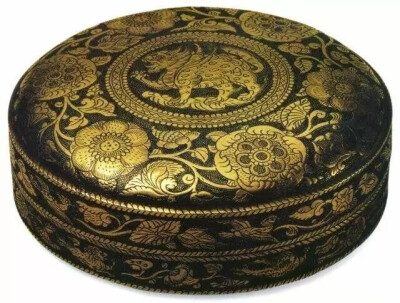 唐代  鎏金银盒
陕西历史博物馆藏
