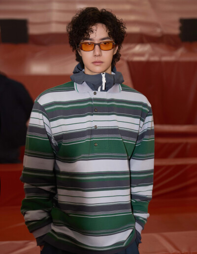 YIBO-OFFICIAL：
#王一博巴黎时装周#
「Paris BO log」
雨雾之下唤醒自然活力，经典之上重塑法式格调。@UNIQ-王一博 #Hello时装周# ​​​