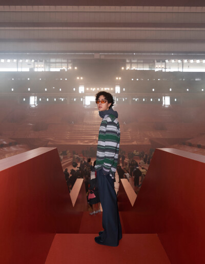 YIBO-OFFICIAL：
#王一博巴黎时装周#
「Paris BO log」
雨雾之下唤醒自然活力，经典之上重塑法式格调。@UNIQ-王一博 #Hello时装周# ​​​