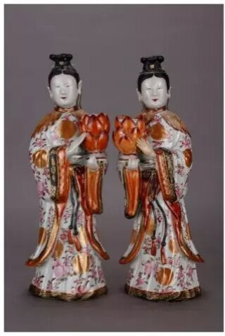 清乾隆  粉彩描金持荷花灯宫装仕女像
观复博物馆藏
