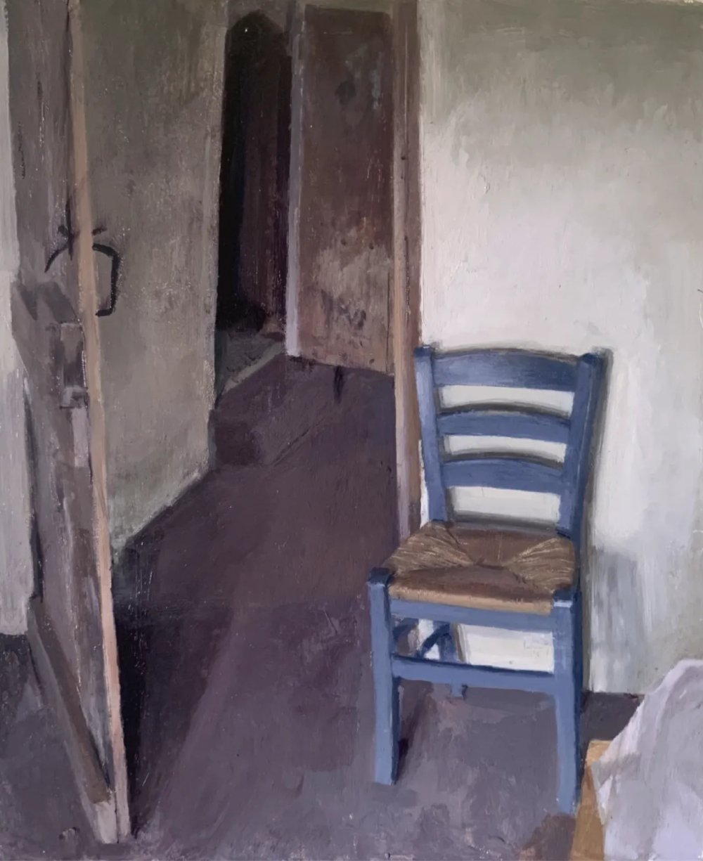 凯瑟琳·杰克逊是一位活跃于当代艺术界的具象画家，以细腻而富有情绪深度的人物绘画而受到关注。她在传统绘画训练的基础上发展出兼具写实结构与当代表达的个人风格，通过对光线、色彩和人物心理状态的细致刻画，使作品呈现出安静而富有张力的视觉气质。杰克逊的创作主要围绕人物肖像与半身像展开，常以简洁或略带抽象的背景来突出人物本身。她擅长利用柔和而层次丰富的光影关系塑造体积，通过低饱和度的综合色调营造沉静、内省的氛围。人物往往带有沉思或含蓄的神情，画面仿佛停留在某个情绪正在生成的瞬间，使观者能够与人物产生心理共鸣。