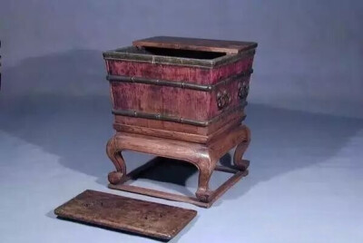 清代  柏木冰箱
观复博物馆藏
