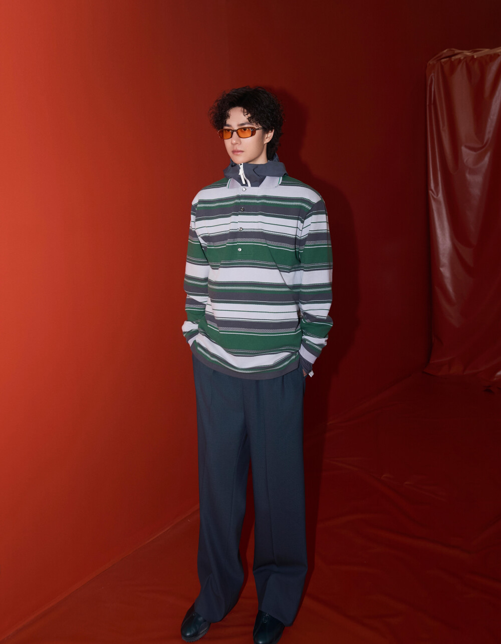 YIBO-OFFICIAL：
#王一博巴黎时装周#
「Paris BO log」
雨雾之下唤醒自然活力，经典之上重塑法式格调。@UNIQ-王一博 #Hello时装周# ​​​