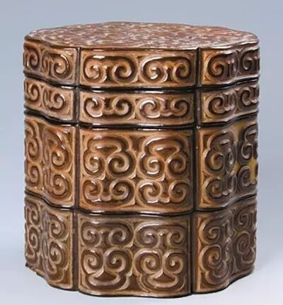 南宋  剔犀三层漆盒
福州市博物馆藏
