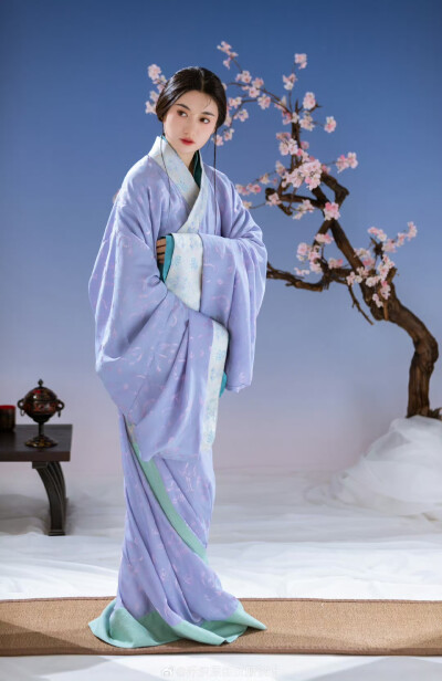 云想衣裳花想容，春风拂槛露华浓。若非群玉山头见，会向瑶台月下逢。一枝秾艳露凝香，云雨巫山枉断肠。借问汉宫谁得似，可怜飞燕倚新妆