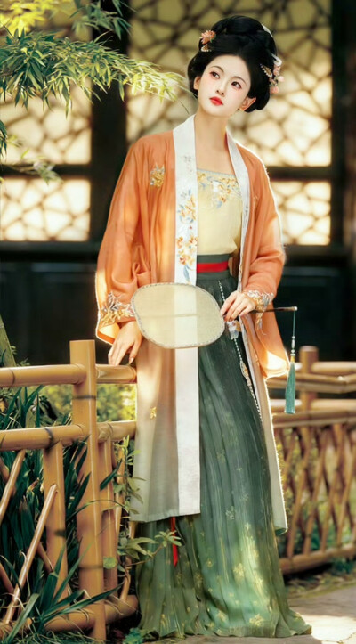 玉容寂寞泪阑干，梨花一枝春带雨。