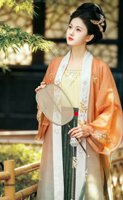 玉容寂寞泪阑干，梨花一枝春带雨。