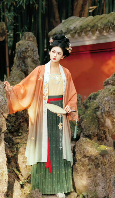 玉容寂寞泪阑干，梨花一枝春带雨。