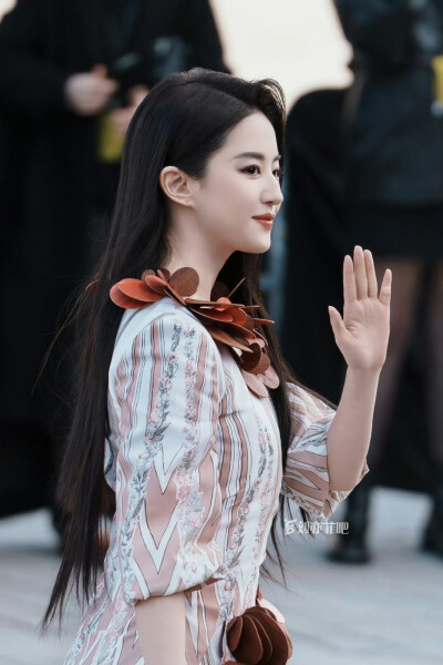 刘亦菲 Louis Vuitton 2026 FW 巴黎时装周
#刘亦菲路易威登品牌代言人# ​​​
刘亦菲 × Louis Vuitton 巴黎时装周 2026.3.10
